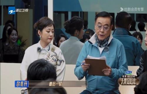 超模Yasmin穿比基尼手持柠檬身材曲线引人注目