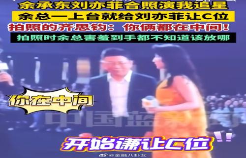 林博洋穿格纹裙自拍五官精致自然